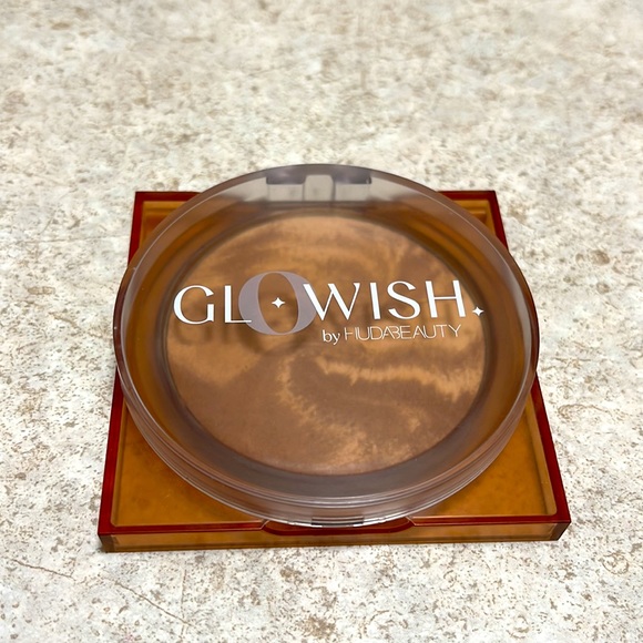 GLOWISH BY HUDA BEAUTY SOFT RADIANCE BRONZING POWDER COLOR 02 MEDIUM - Picture 7 of 10